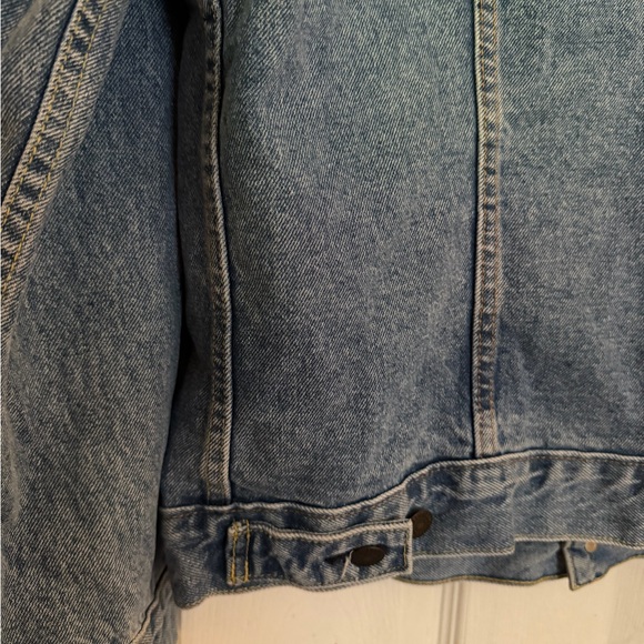 Levi's Blue Denim Jacket with Multicolor Print - Picture 7 of 7